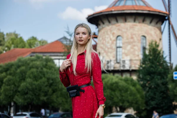 Outdoor Fashion Portret Van Mooie Blonde Vrouw Rode Jurk Staande — Stockfoto
