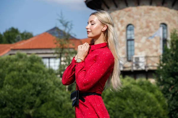 Retrato Moda Aire Libre Hermosa Mujer Rubia Vestido Rojo Pie — Foto de Stock