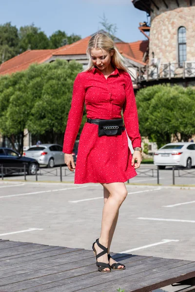 Портрет Красивой Блондинки Красном Платье Стоящей Днем Городской Улице — стоковое фото