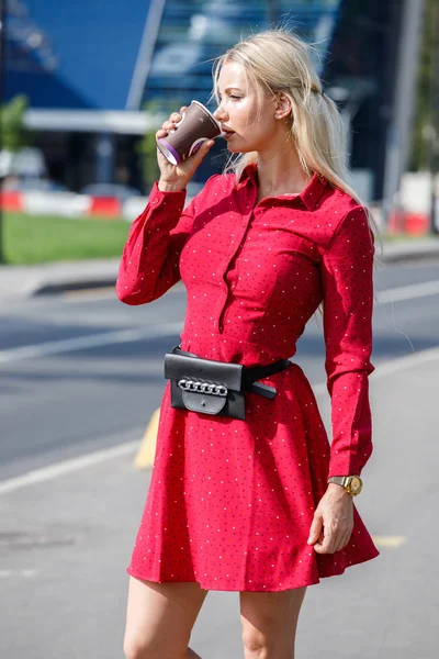 Utomhus Mode Porträtt Vacker Blond Kvinna Röd Klänning Håller Kaffekopp — Stockfoto