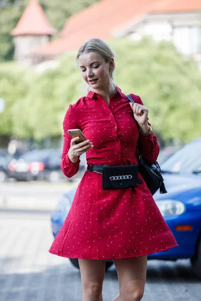 Портрет Красивой Блондинки Красном Платье Мобильным Телефоном Фоне Размытой Улицы — стоковое фото
