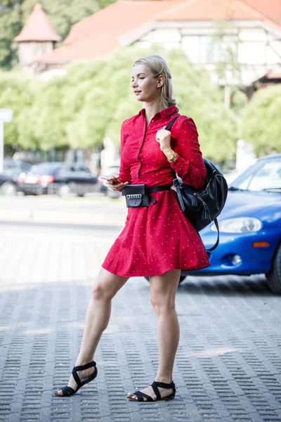 Портрет Красивой Блондинки Красном Платье Мобильным Телефоном Фоне Размытой Улицы — стоковое фото