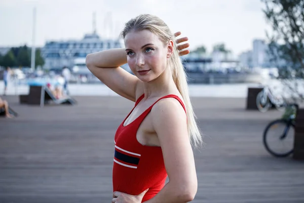 Retrato Mulher Loira Beleza Com Corpo Desportivo Vestindo Maiô Vermelho — Fotografia de Stock