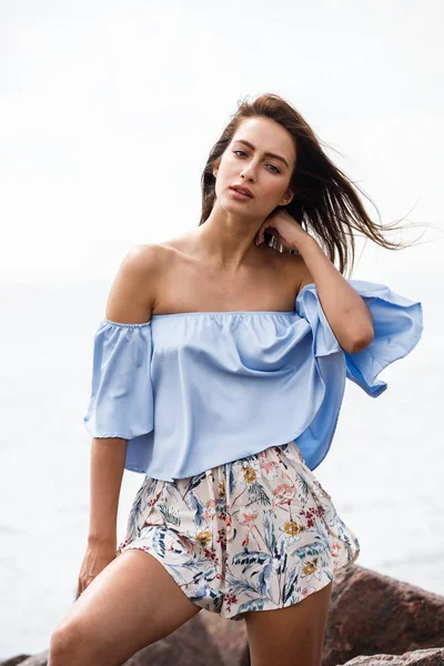 Outdoor Shot Beautiful Young Brown Haired Woman Wearing Shorts Shirt — Stock Photo, Image