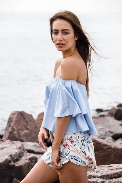 Außenaufnahme Der Schönen Jungen Braunhaarigen Frau Kurzen Hosen Und Shirt — Stockfoto