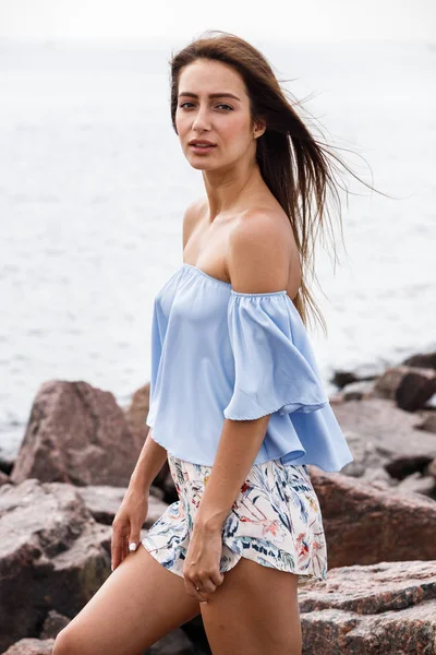 Außenaufnahme Der Schönen Jungen Braunhaarigen Frau Kurzen Hosen Und Shirt — Stockfoto