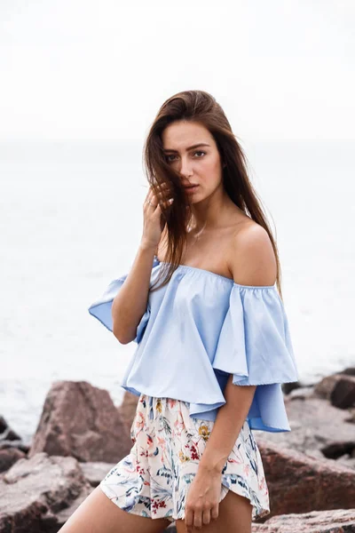 Outdoor Shot Beautiful Young Brown Haired Woman Wearing Shorts Shirt — Stock Photo, Image