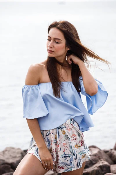 Outdoor Shot Beautiful Young Brown Haired Woman Wearing Shorts Shirt — Stock Photo, Image