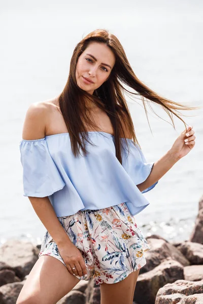 Outdoor Shot Beautiful Young Brown Haired Woman Wearing Shorts Shirt — Stock Photo, Image