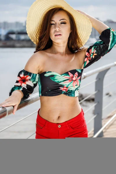 Außenporträt Der Schönheit Brünettes Modell Bunten Sommerkleidern Junge Schöne Frau — Stockfoto