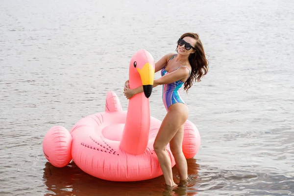 Retrato Livre Modelo Morena Beleza Roupas Banho Coloridas Verão Jovem — Fotografia de Stock