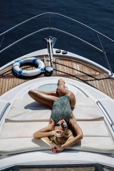 Gyönyörű Szőke Visel Zöld Fehérnemű Pózol Kamera Utazás Luxus Jachton — Stock Fotó