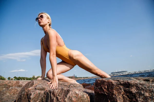 Mujer Rubia Belleza Con Gafas Sol Traje Baño Haciendo Ejercicio —  Fotos de Stock