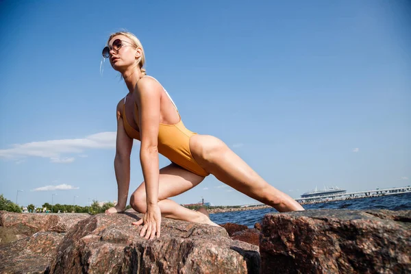 Beauty Blond Woman Wearing Sunglasses Swimsuit Making Fitness Rocky Beach — Stock Photo, Image