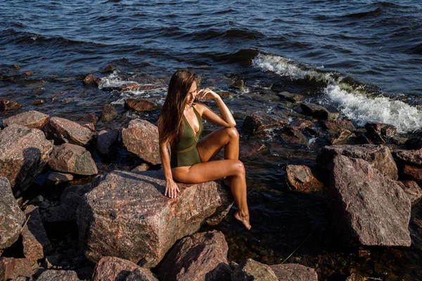 Portrait Beautiful Brunette Woman Sunlight Model Swimsuit Rocky Beach Daytime — Stock Photo, Image