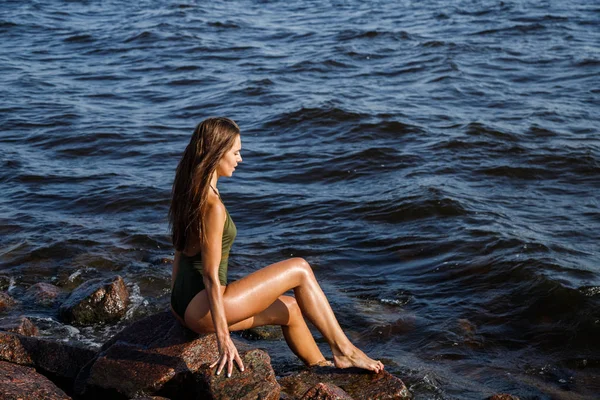 Portrait Beautiful Brunette Woman Sunlight Model Swimsuit Rocky Beach Daytime — Stock Photo, Image