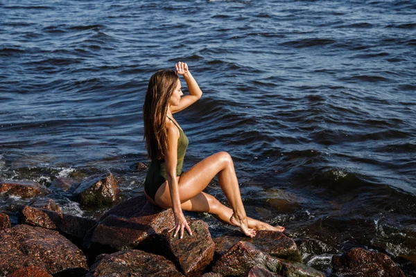 Porträt Der Schönen Brünetten Frau Sonnenlicht Modell Badeanzug Felsigen Strand — Stockfoto