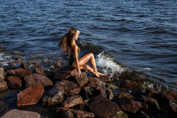 Retrato Bela Mulher Morena Luz Sol Modelo Maiô Praia Rochosa — Fotografia de Stock