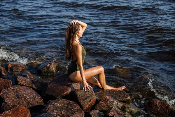 Porträt Der Schönen Brünetten Frau Sonnenlicht Modell Badeanzug Felsigen Strand — Stockfoto
