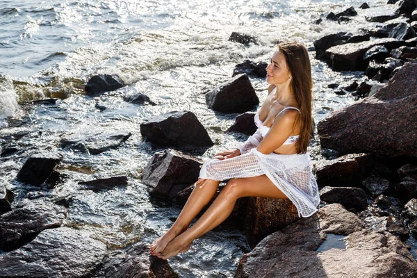 Портрет Красивой Брюнетки Солнцем Модель Белом Нижнем Белье Скалистом Пляже — стоковое фото