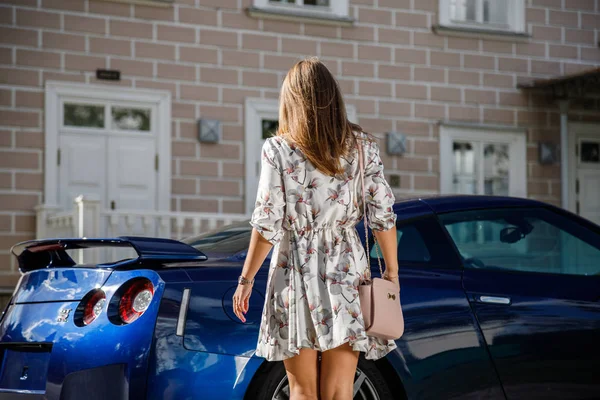 Außenaufnahme Einer Schönen Jungen Frau Weißem Kleid Und Blumen Model — Stockfoto