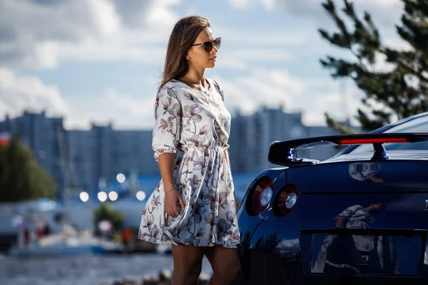 Tiro Livre Bela Jovem Mulher Vestido Branco Flores Modelo Feminino — Fotografia de Stock