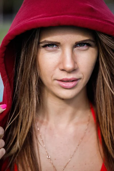 Крупный План Портрета Красивой Молодой Женщины Красном Купальнике Красной Толстовке — стоковое фото