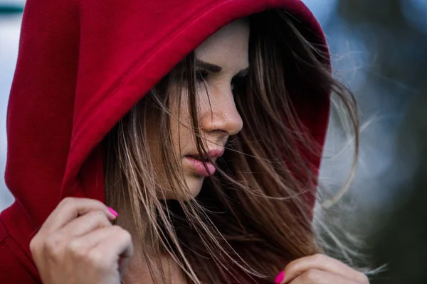 Detailní Portrét Krásné Mladé Ženy Nosí Červené Plavky Červená Mikina — Stock fotografie