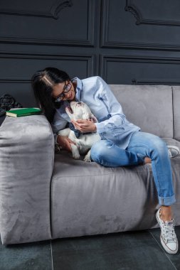 Stüdyo güzel seksi esmer kız lüks iç sevimli köpek ile vurdu