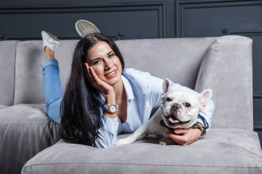 Stüdyo güzel seksi esmer kız lüks iç sevimli köpek ile vurdu