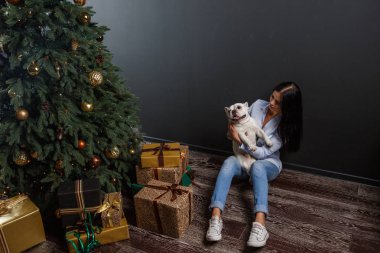 Stüdyo güzel seksi esmer kız lüks iç sevimli köpek ile vurdu