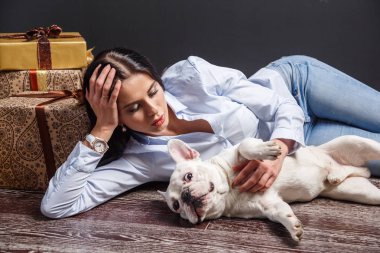 Stüdyo güzel seksi esmer kız lüks iç sevimli köpek ile vurdu