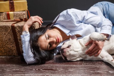 Stüdyo güzel seksi esmer kız lüks iç sevimli köpek ile vurdu