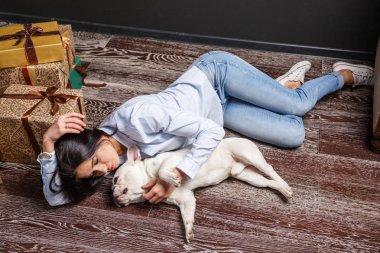 Stüdyo güzel seksi esmer kız lüks iç sevimli köpek ile vurdu