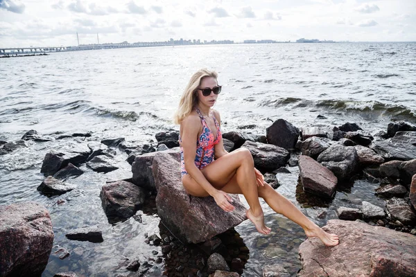 Beauty Blond Woman Wearing Sunglasses Swimsuit Standing Rocky Beach Daytime — Stock Photo, Image