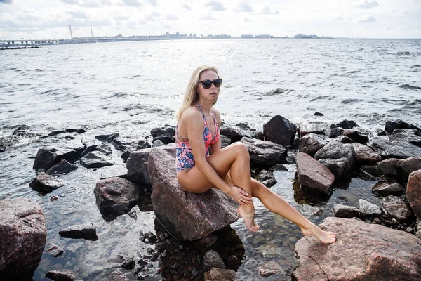 Beauty Blond Woman Wearing Sunglasses Swimsuit Standing Rocky Beach Daytime — Stock Photo, Image