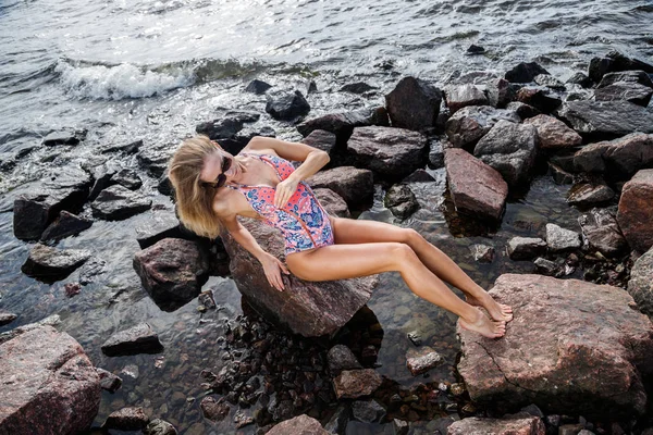 Blonde Schönheit Mit Sonnenbrille Und Badeanzug Steht Tagsüber Felsigen Strand — Stockfoto