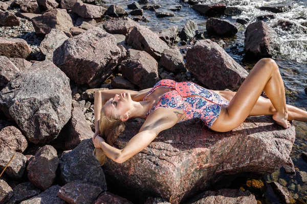 Bellezza Donna Bionda Che Indossa Costume Bagno Colorato Riposando Sulla — Foto Stock