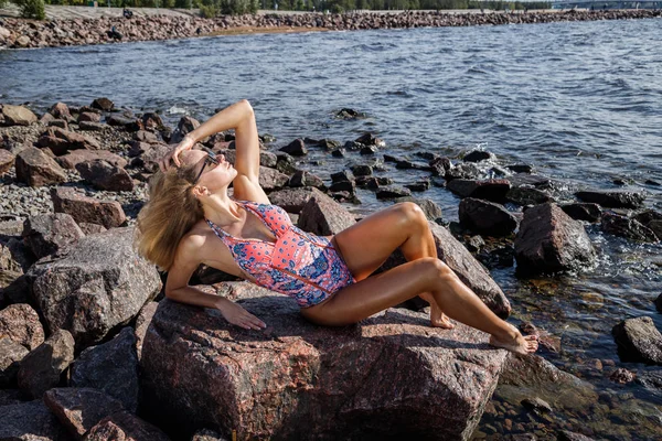 Schönheit Blonde Frau Trägt Bunten Badeanzug Ruht Felsigen Strand Bei — Stockfoto