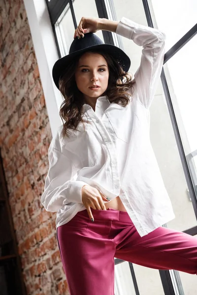 Mode Portret Van Schoonheid Brunette Model Draagt Witte Shirt Roze — Stockfoto