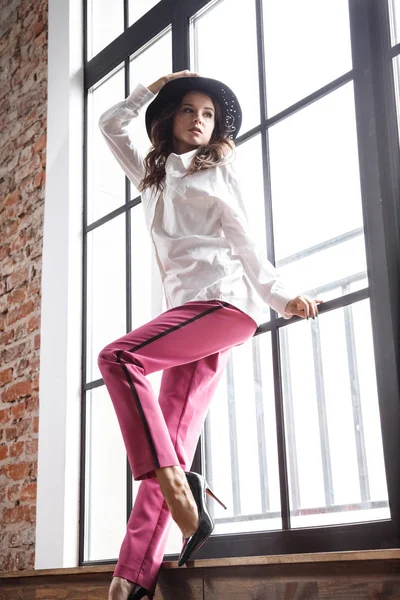 Retrato Moda Modelo Morena Belleza Con Camisa Blanca Pantalones Rosas — Foto de Stock