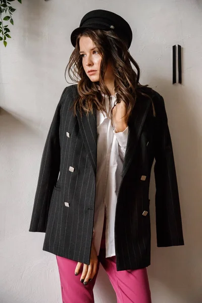 Mode Portret Van Schoonheid Brunette Model Dragen Zwarte Jas Wit — Stockfoto