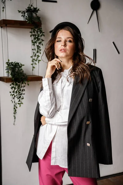 Retrato Moda Beleza Morena Modelo Vestindo Jaqueta Preta Camisa Branca — Fotografia de Stock