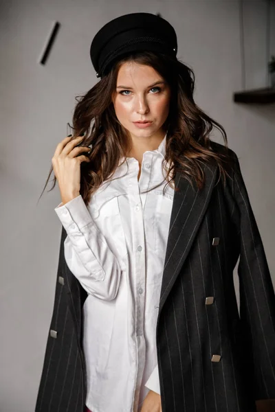 Mode Portret Van Schoonheid Brunette Model Dragen Zwarte Jas Wit — Stockfoto