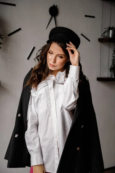 Retrato Moda Beleza Morena Modelo Vestindo Jaqueta Preta Camisa Branca — Fotografia de Stock