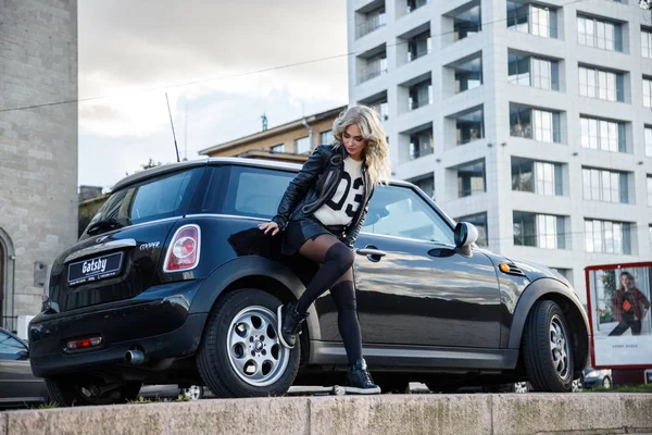 Открытый Портрет Красотки Блондинки Опирающейся Современный Автомобиль Стильная Модель Модной — стоковое фото