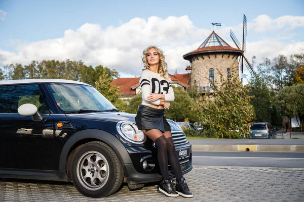 Utomhus Porträtt Skönhet Blond Kvinna Stödd Modern Bil Elegant Kvinnlig — Stockfoto