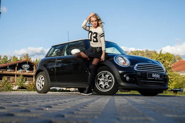 Открытый Портрет Красотки Блондинки Опирающейся Современный Автомобиль Стильная Модель Модной — стоковое фото
