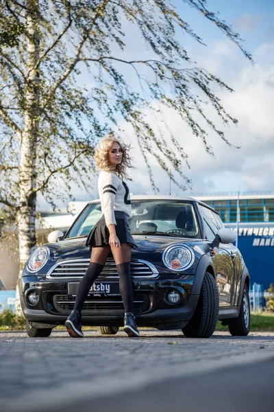 Modern Arabanın Üzerine Eğilerek Güzellik Kadın Açık Portresi Küçük Siyah — Stok fotoğraf