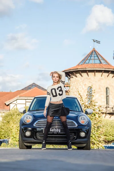 Outdoor Portrait Beauty Blond Woman Leaning Modern Car Stylish Female — Stock Photo, Image